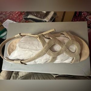 Vionic Jodie sandals. Champagne. Size 8